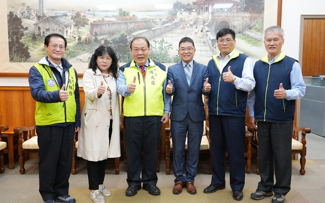 惠民醫院院長張明哲榮調新職 陳光復頒贈榮譽縣民證表彰其貢獻