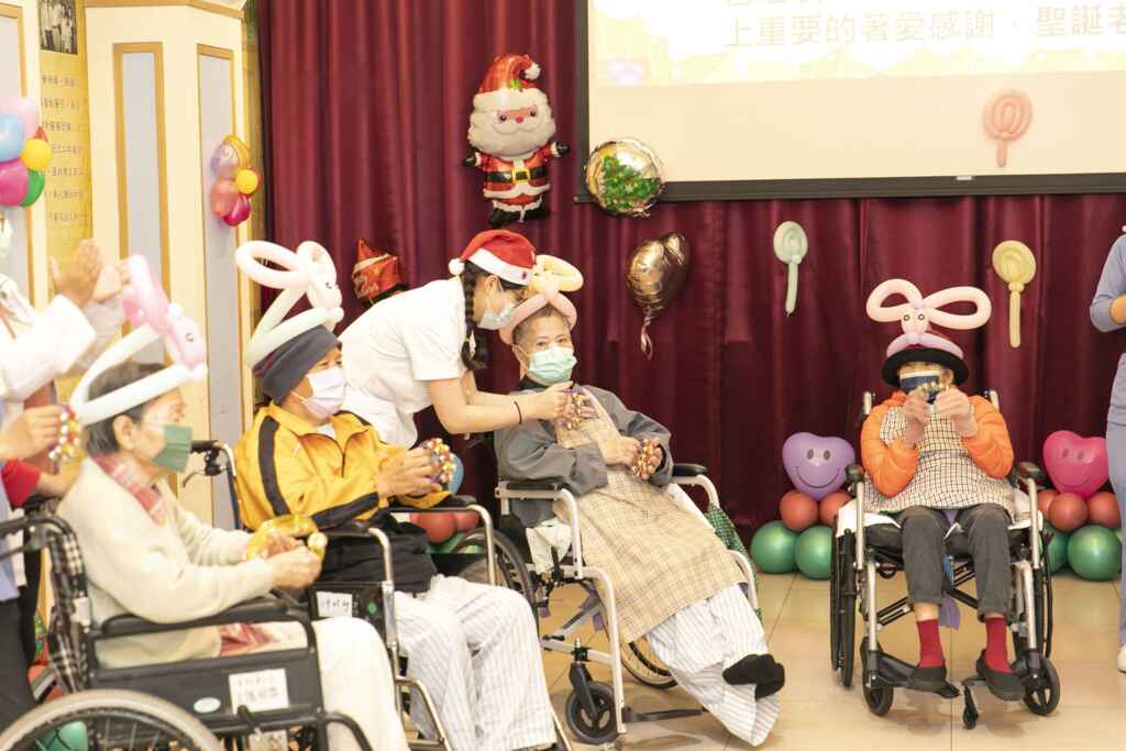 ▲護家團隊帶領住民演繹兩首經典聖誕歌曲。（記者林明佑翻攝）