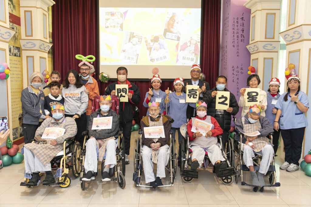 ▲居民走秀舞台將推向高潮， 他們以自信與提出的打扮的造型登場。（記者林明佑翻攝）