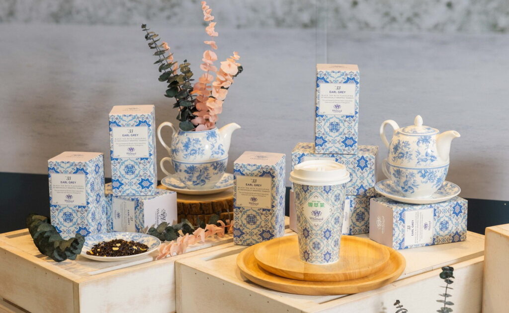 「蜜香伯爵拿鐵」,以Whittard 經典33號伯爵茶包為基底,獨特佛手柑香氣融入奶香、點綴一抹香甜蜂蜜,增添飲品風味層次,每杯售價80元