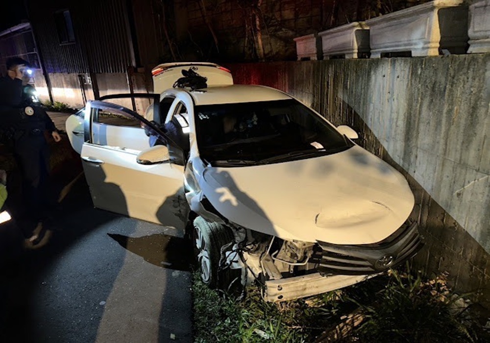 女吸喪屍煙彈駕車衝撞 警破窗搜出一二三級毒品送辦 216 248241224a06