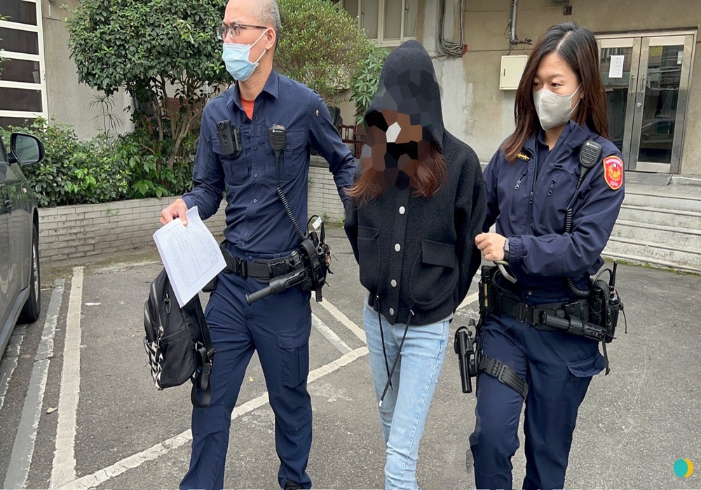 女吸喪屍煙彈駕車衝撞 警破窗搜出一二三級毒品送辦 217 248241224a07