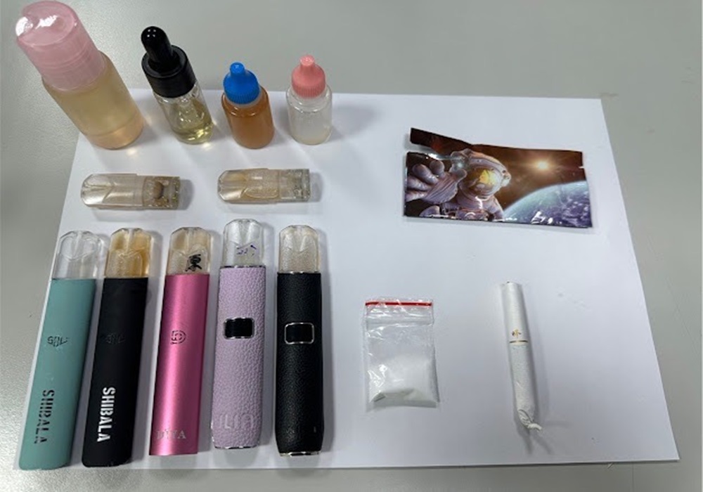 女吸喪屍煙彈駕車衝撞 警破窗搜出一二三級毒品送辦 218 248241224a08