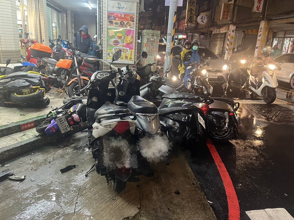 疑恍神又誤踩油門 39歲男連兩撞毀18輛機車 223 cnews204241224a09