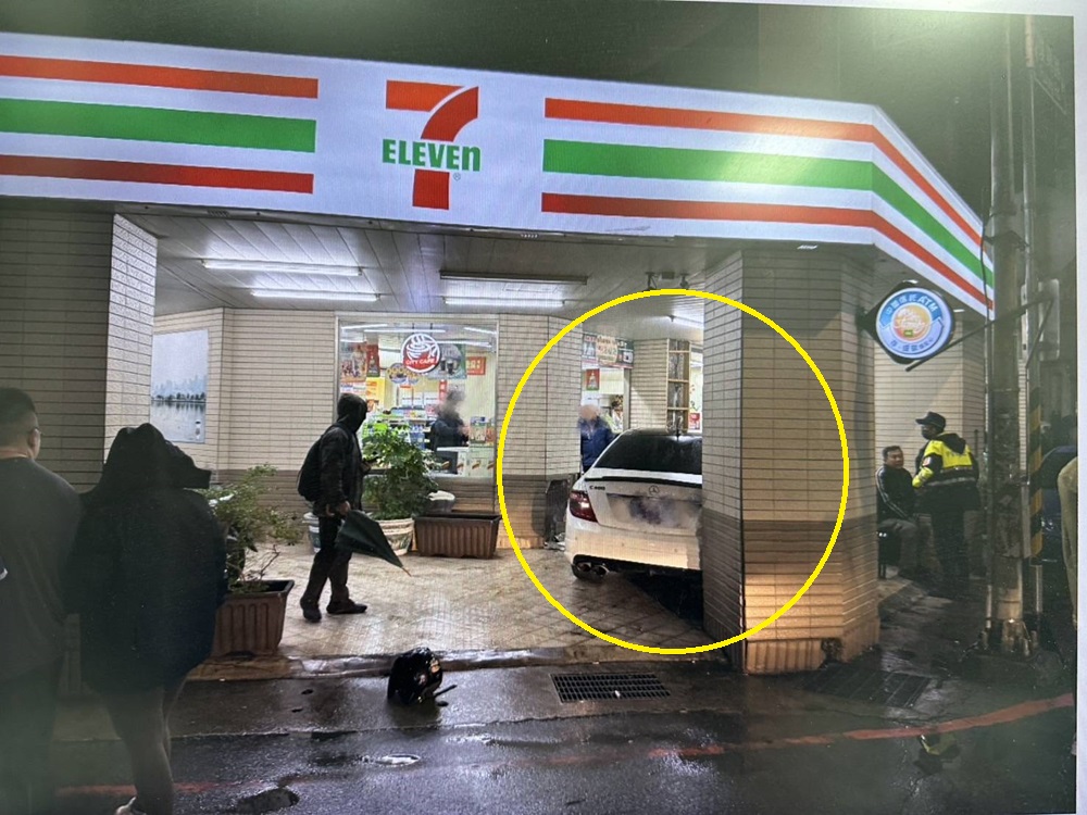 疑恍神又誤踩油門 39歲男連兩撞毀18輛機車 224 cnews204241224a08