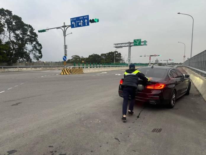 汽車拋錨動彈不得 龍潭警徒手推車解圍 62 2489680 0