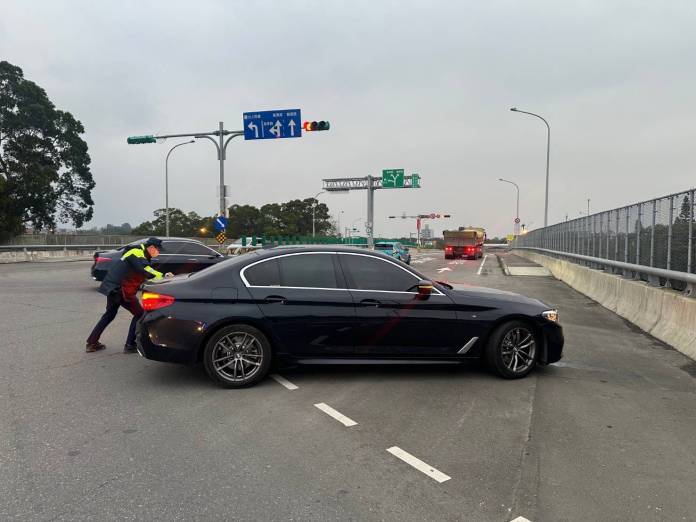 汽車拋錨動彈不得 龍潭警徒手推車解圍 63 2489679 0