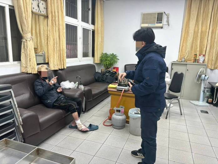 失智翁看診完迷路 大園警靠這張小卡助返家 63 317395 0