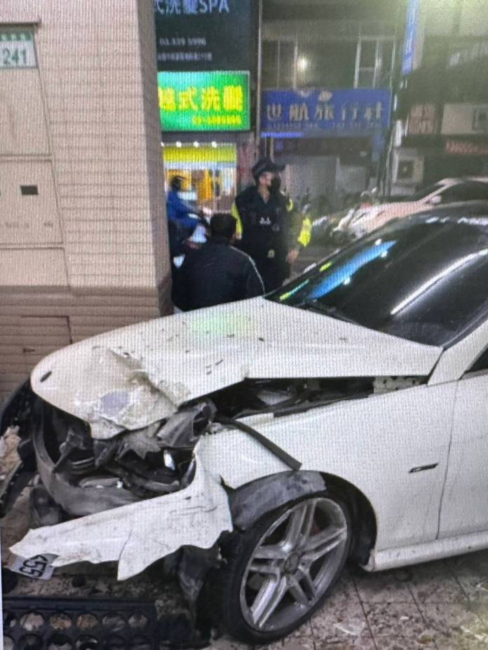 得來速?桃園離譜駕駛竟4小時連撞2超商 18車受波及 61 2036889 0