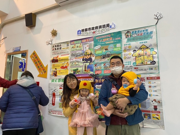 桃消中壢分隊舉辦聖誕節活動 大小朋友轉扭蛋學防災知識 63 S 11837470 0 0