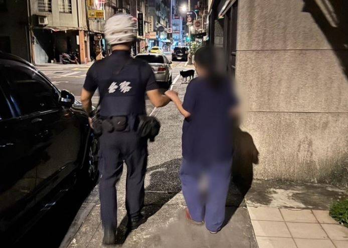 婦人深夜外出購買宵夜時迷失方向,情急之下陷入恐慌,癱坐在路邊大喊救命。(記者 黃荷琇翻攝)