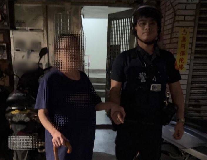 警員劉愷恩攙扶著婦人一步步走回家中。(記者 黃荷琇翻攝)