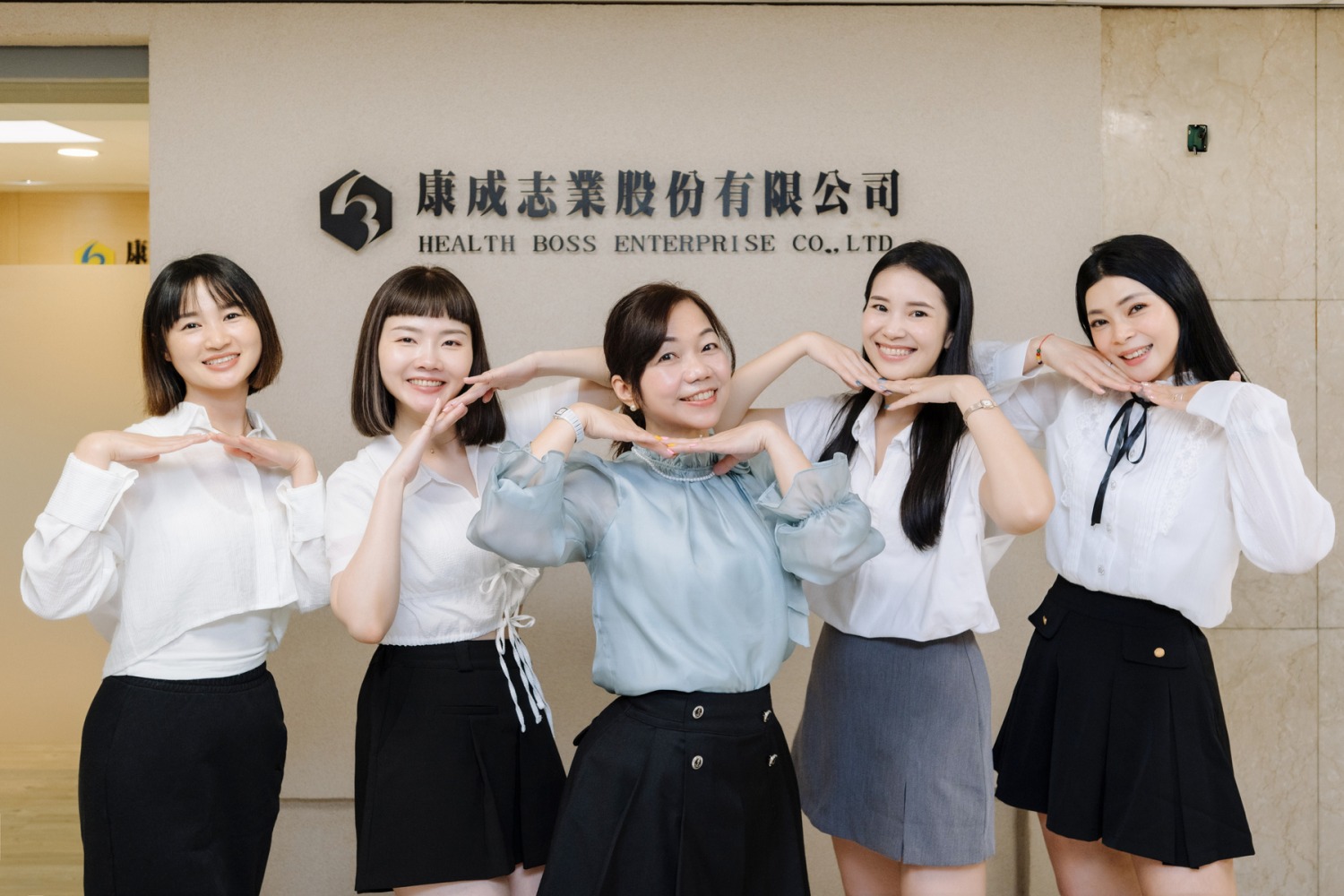 在康成志業保健電銷,不但工作上掌握說話藝術,生活上更能讓好朋友越來越多。(圖/康成志業提供)
