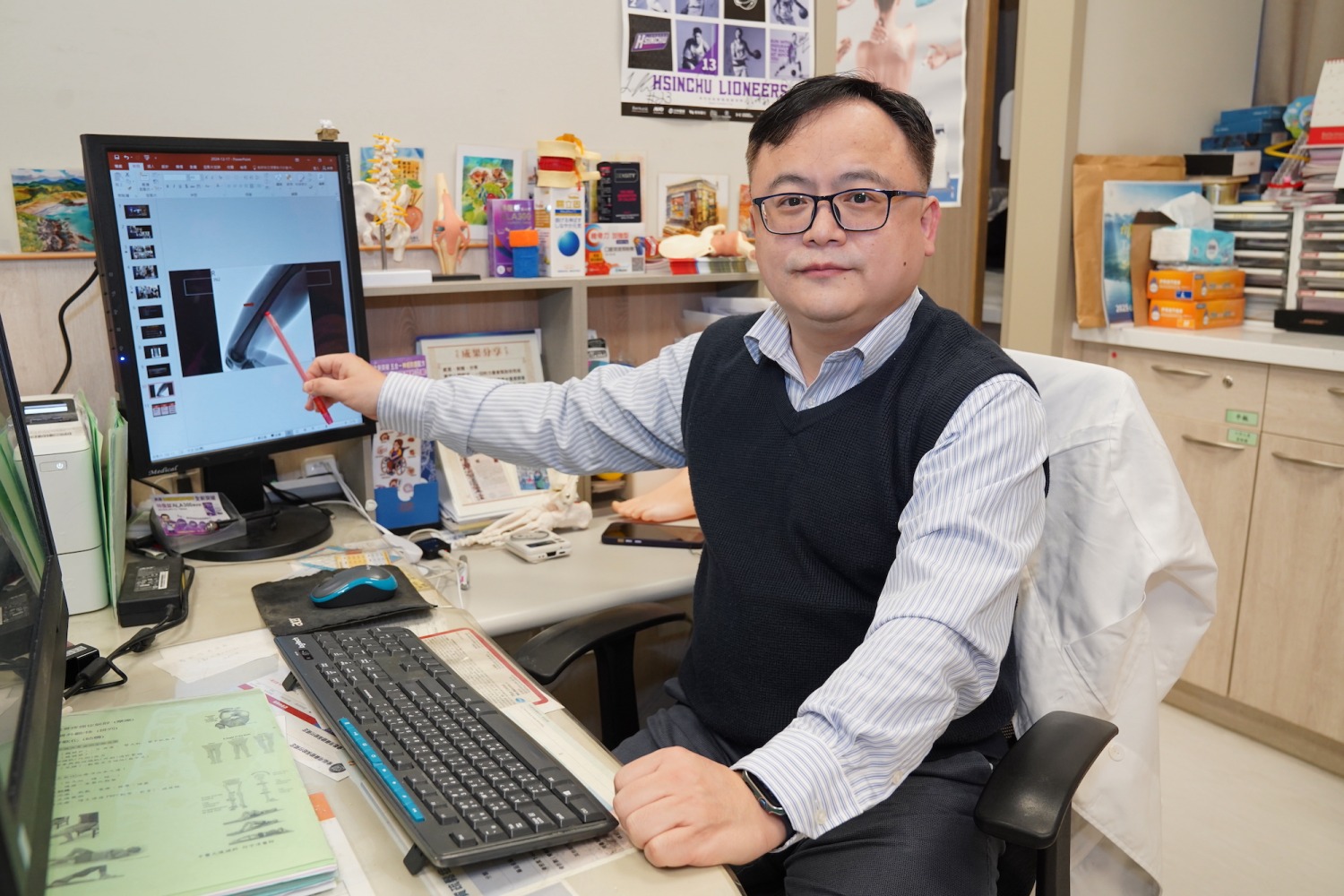 何宇淳醫師表示,治療骨化性肌炎需使用消炎藥、冷熱交替治療,避免過度刺激,並需定期追蹤,必要時考慮手術。(圖/記者林照東翻攝)