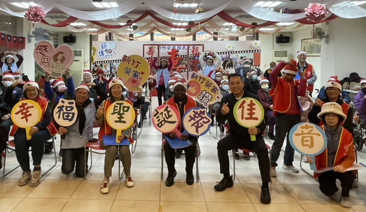 新竹榮家住民長輩參加天主教耶穌聖心堂舉辦聖誕報佳音活動。(圖/記者黃溎芬翻攝)