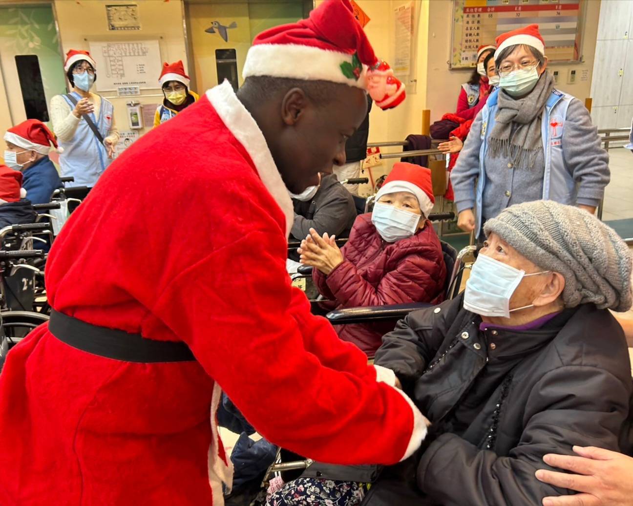 姬神父為93歲住民孫阿姨降褔,令她十分感動並不斷向神父說謝謝。(圖/記者黃溎芬翻攝)
