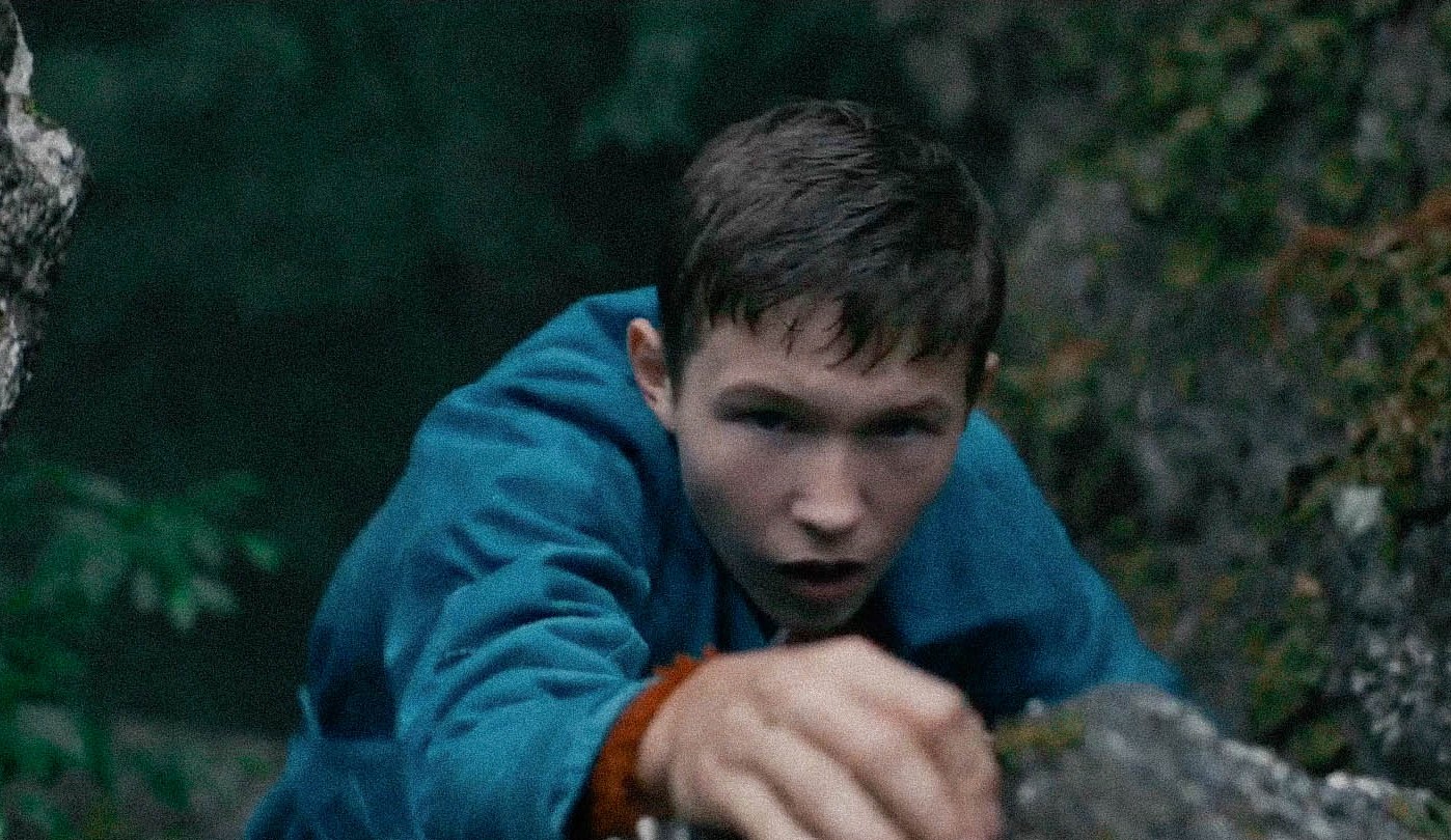 童星路克大衛布魯姆飾演《征服山的少年》中獨自跨越80英哩,在險峻山林間歷險求生9天獲救的奇蹟男孩唐。圖/天馬行空提供