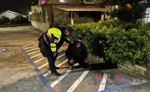 老翁騎車天冷體力不支摔倒  北港暖警護送返家