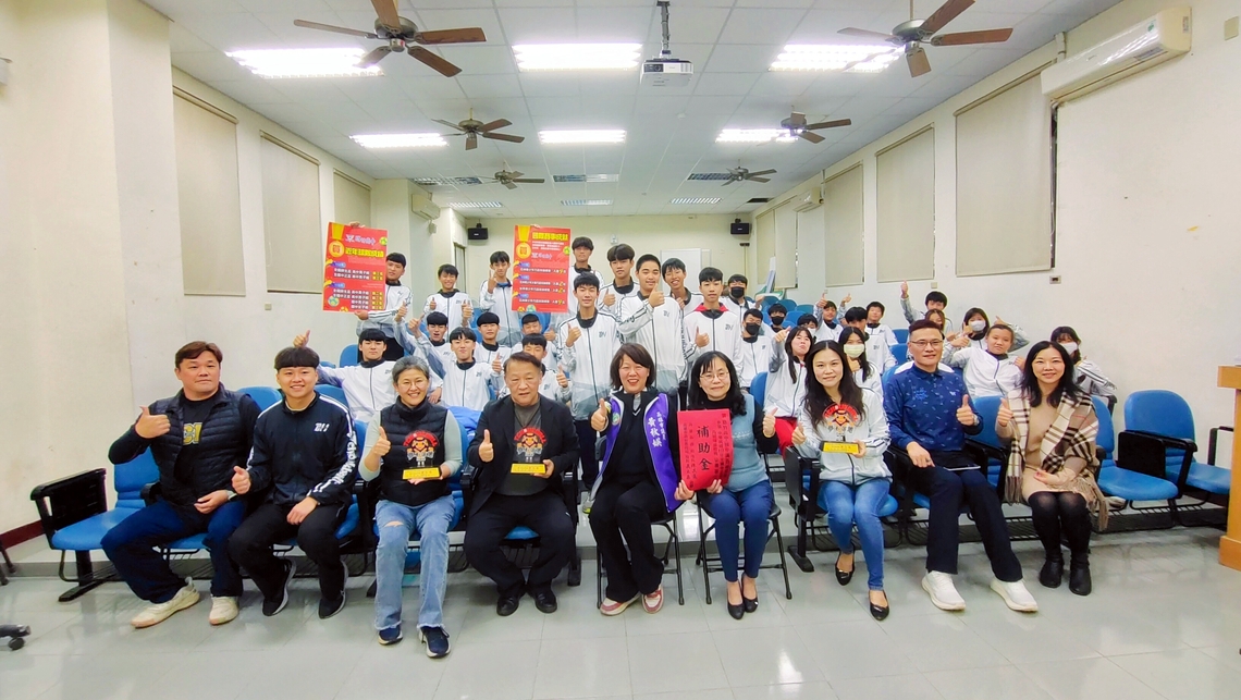 漾新聞|路竹高中巧固球隊再創佳績 市長局長送暖聖誕大禮
