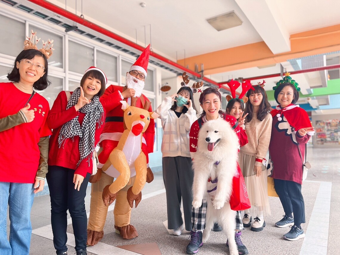漾新聞|博愛國小聖誕校園飄雪 微笑天使薩摩耶送暖
