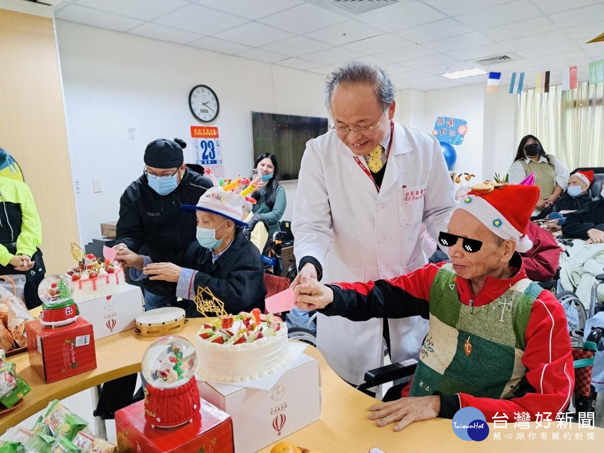 桃榮慶聖誕寒冬注暖流 彭家勛院長祝福長輩們身體健康