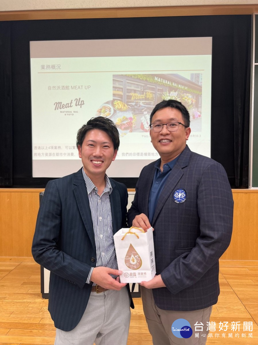 暨大管理學院學生致贈安排日本參訪行程株式會社Resocial社長笠井大輝紀念品。(圖/暨大提供)