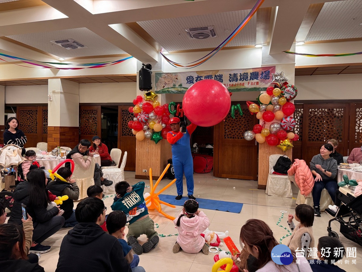 「慢飛天使」開心地觀賞表演。(圖/清境農場提供)