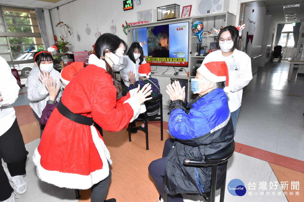 弘光科技大學護理系實習生和阿公、阿嬤喜歡開心的互動,逗得阿公阿媽眉開眼笑。圖/彰基醫院提供