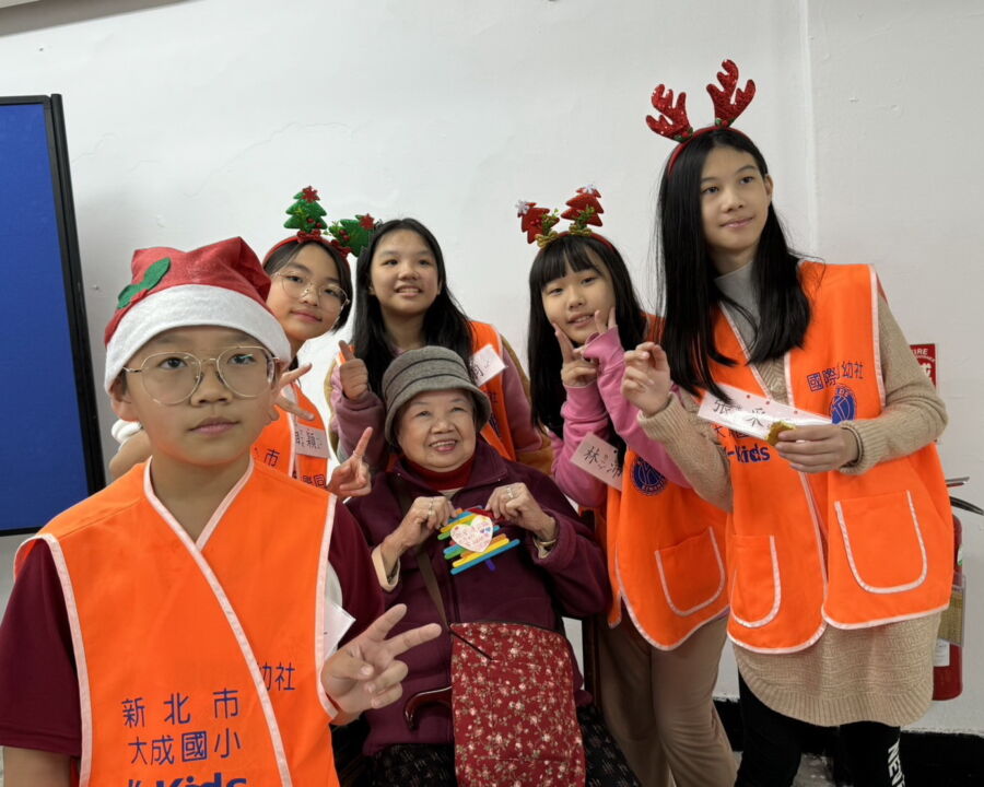 圖/新北市三峽區大成國小的12名六年級學生共組親善大使,今(25)日前往三峽榮民之家參與溫馨耶誕傳情的活動。(大成國小提供)