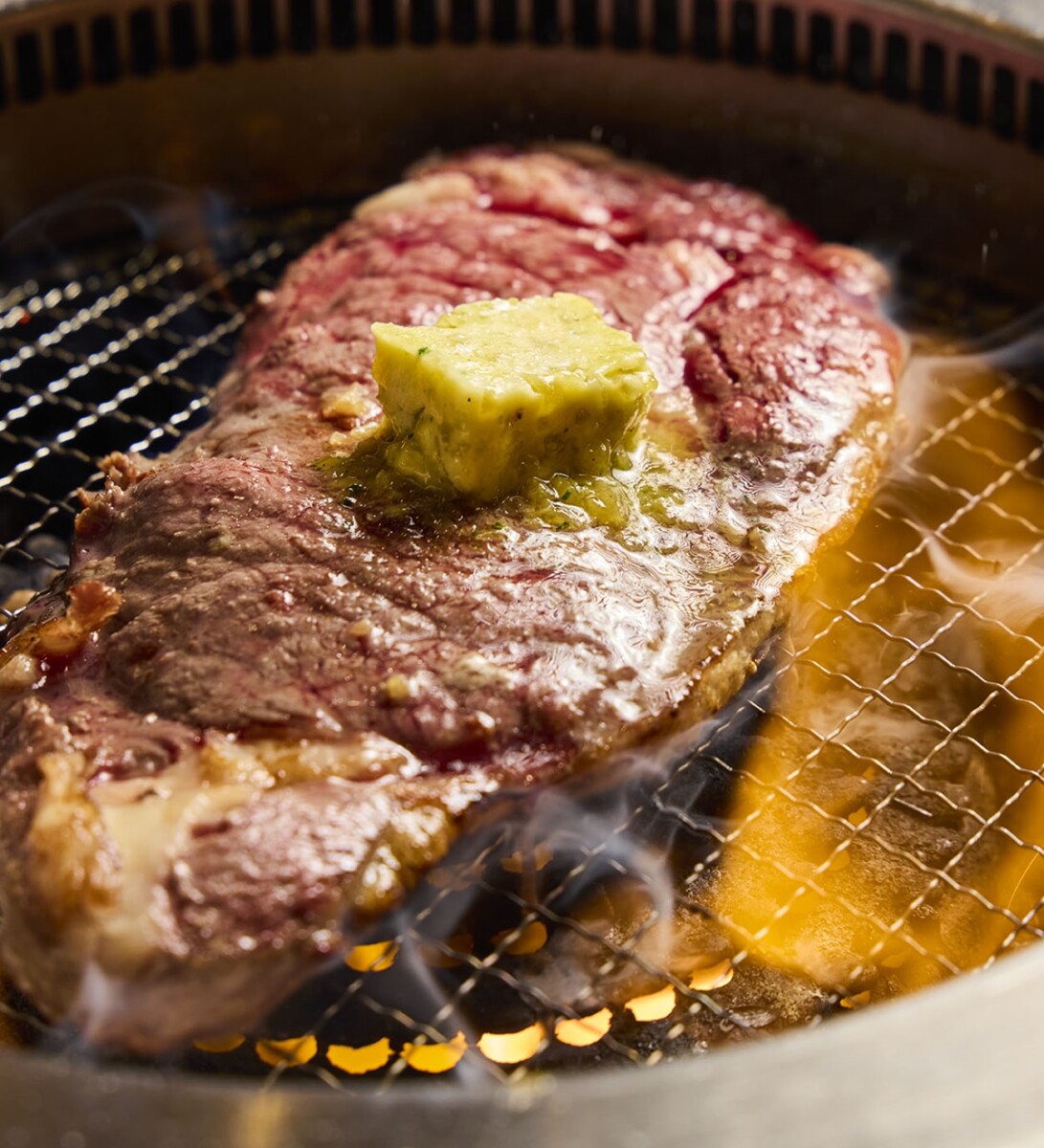 燒肉吃到飽品牌「肉次方」推出「現切肋眼牛排雙吃」，先沾取海鹽，再搭配香蒜奶油，全新吃法使爽度加乘。