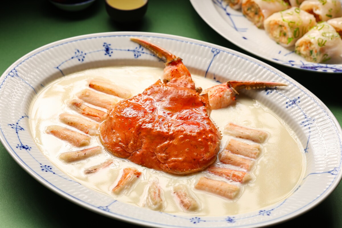 位於酒店三樓的晶華軒選用日本三大名蟹中的松葉蟹精心打造出「松葉蟹兩吃」，其中的蛋白花雕蒸，成品蟹肉鮮甜、蛋白細緻，入口層次豐富。圖／台北晶華酒店提供