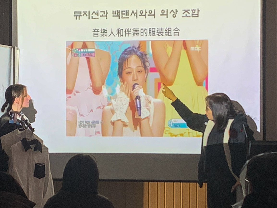 ▲時尚造型系教師解說演藝人員造型設計重點。（圖/中華藝校提供）