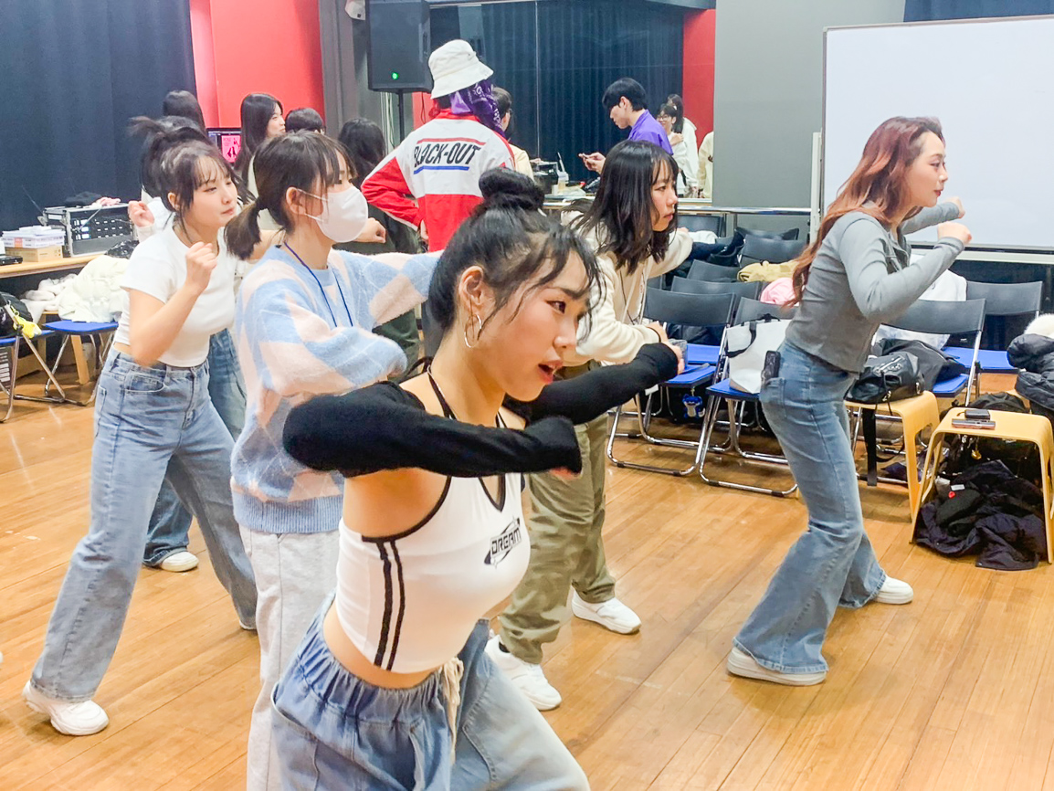 ▲兩校學生認真相互學習。（圖/中華藝校提供）