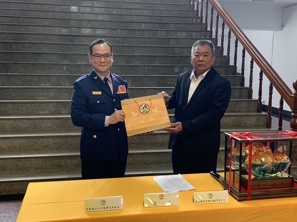 ▲吳裕田董事長義贈嘉義警局滴雞精。(圖/記者陳惲朋攝)