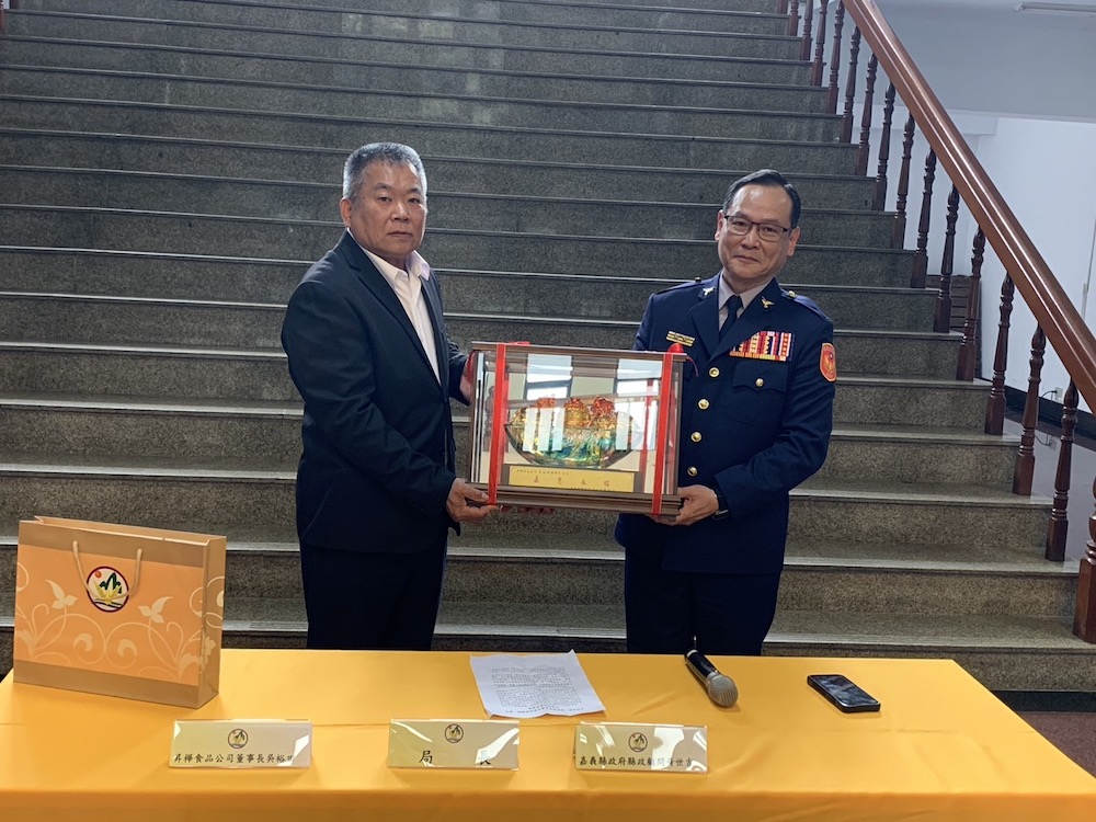 ▲李權哲局長回贈吳裕田董事長感謝。（圖/記者陳惲朋攝）