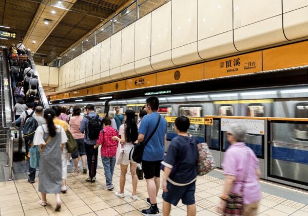 ▲「頂溪大苑」距離頂溪捷運站僅 350 米,每日進出人次高達6萬多人,帶動周邊店面投資熱潮。(圖/業者提供)