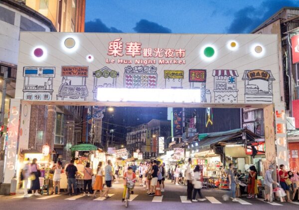 ▲頂溪捷運商圈鄰近樂華夜市,人口密集度高、消費客源穩定,替周邊店家帶進滿滿商機。(圖/業者提供)