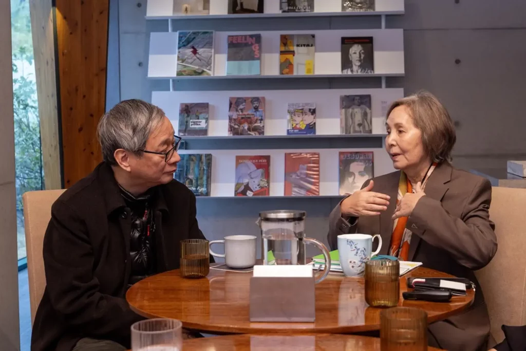 毓繡美術館創辦人葉毓繡（右）向文化部長李遠（左）說明，該美術館如何致力當代藝術結合教育，深化社區認同。（圖/文化部提供）
