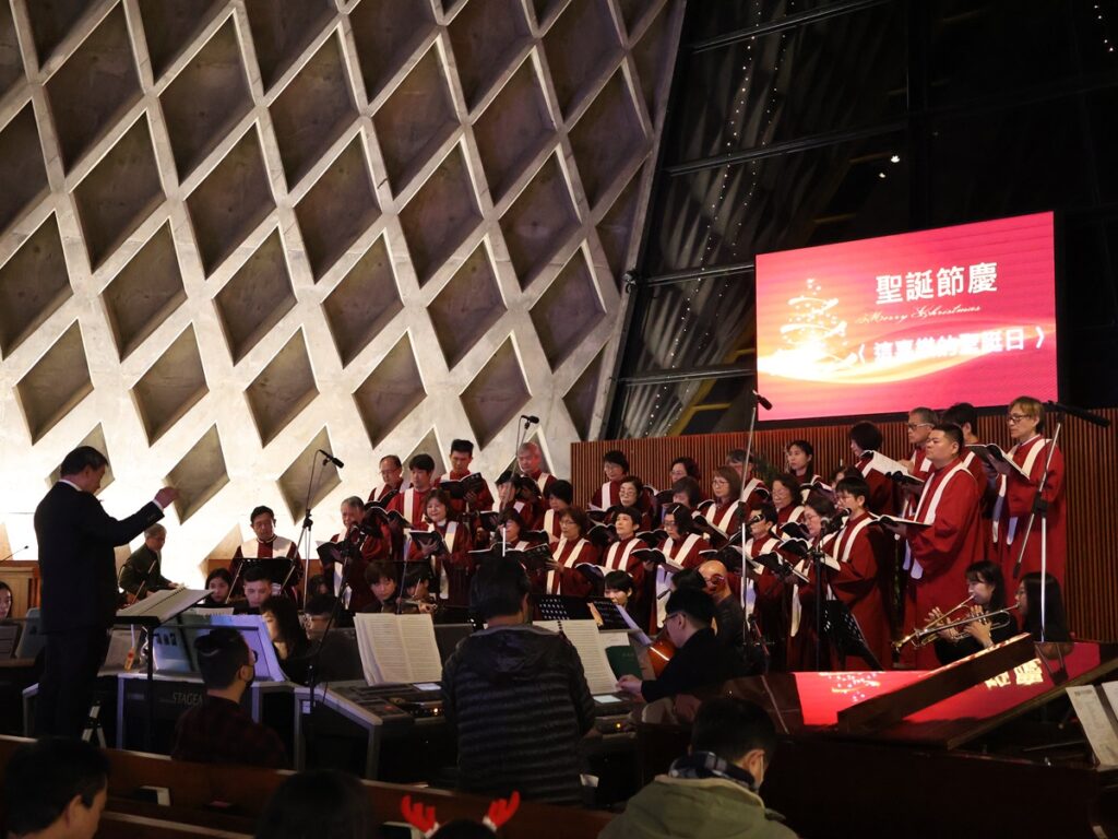 東海大學路思義教堂一年一度的聖誕夜禮拜,透過莊嚴的儀式傳遞信仰力量。(圖/東海大學提供)