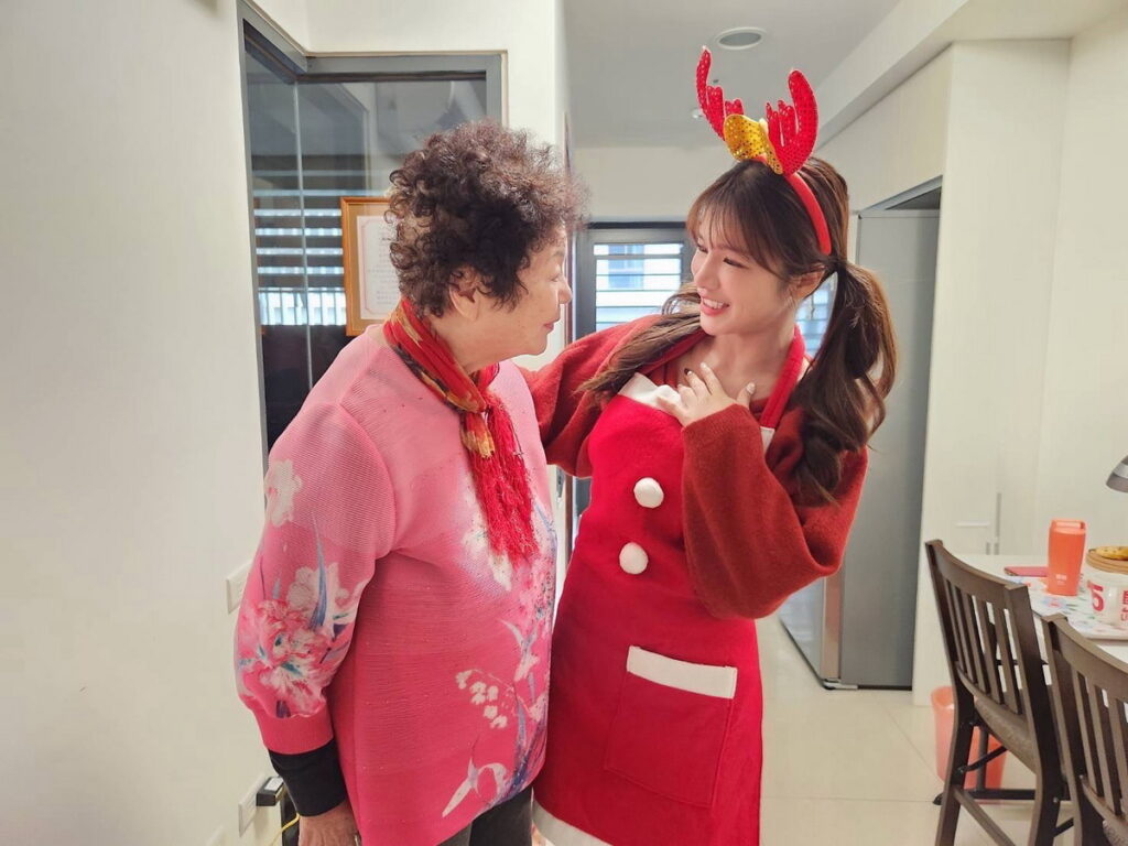 林岱縈關懷社區獨老與長輩過聖誕,補足了曾經缺少的「祖孫情」
