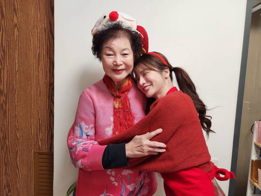 林岱縈送上擁抱給獨居長者,把自己當成是奶奶的小孫女