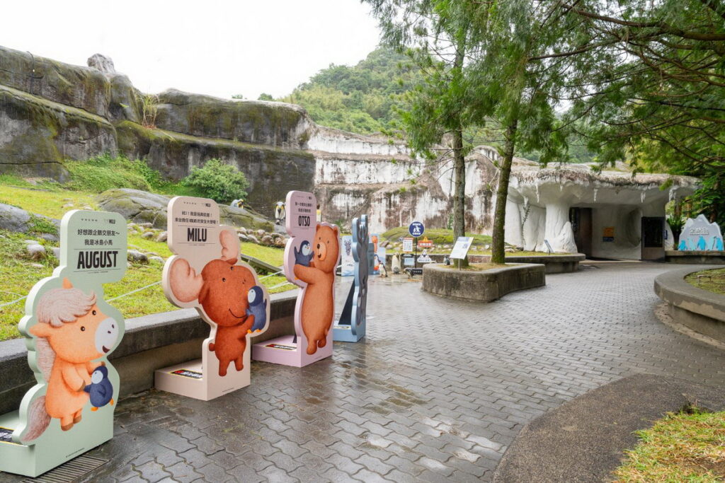 在企鵝館入口處前有MILU 與動物好友們的可愛造型立牌迎接民眾。