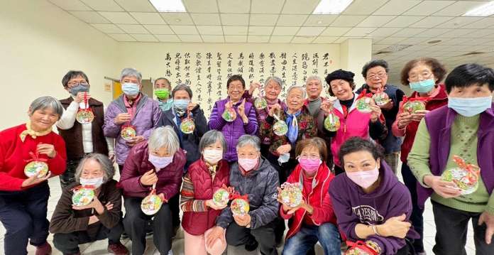 北榮桃園分院舉辦DIY活動 長輩親手製作歡樂聖誕球 66 12