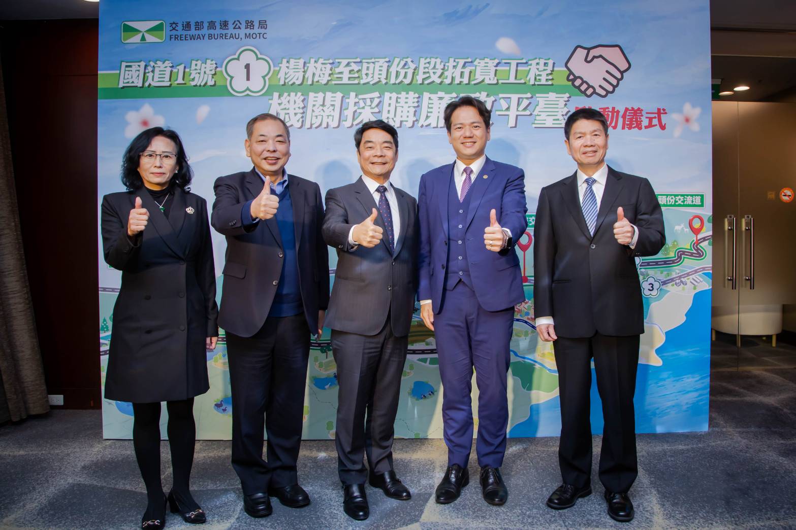高公局政務次長伍勝園(中間)與桃竹竹苗四縣市首長代表合影。(圖/記者黃溎芬翻攝)