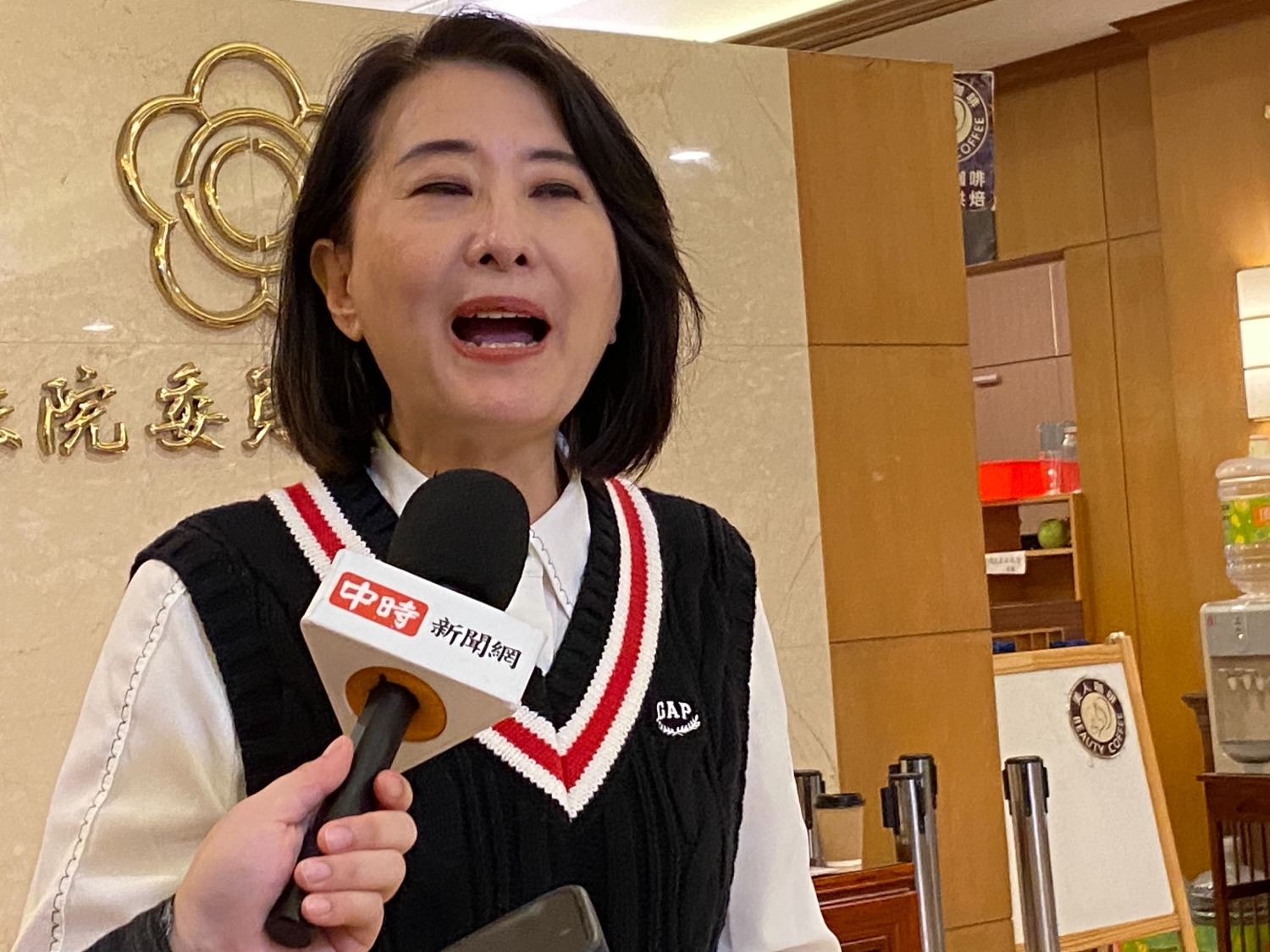 王鴻薇表示,樂見公平會的決議,這是給廣大外送員、餐飲業者和消費者不錯的耶誕節禮物。(記者包克明 翻攝)