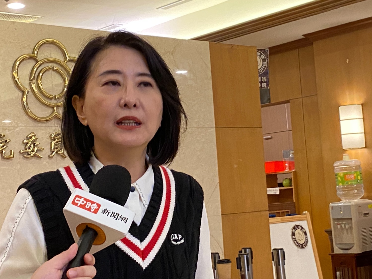 王鴻薇指出,她與黨團委員都高度關注這項攸關外送員、餐飲業者和消費者權益的兩大外送平台結合案。(記者包克明 翻攝)