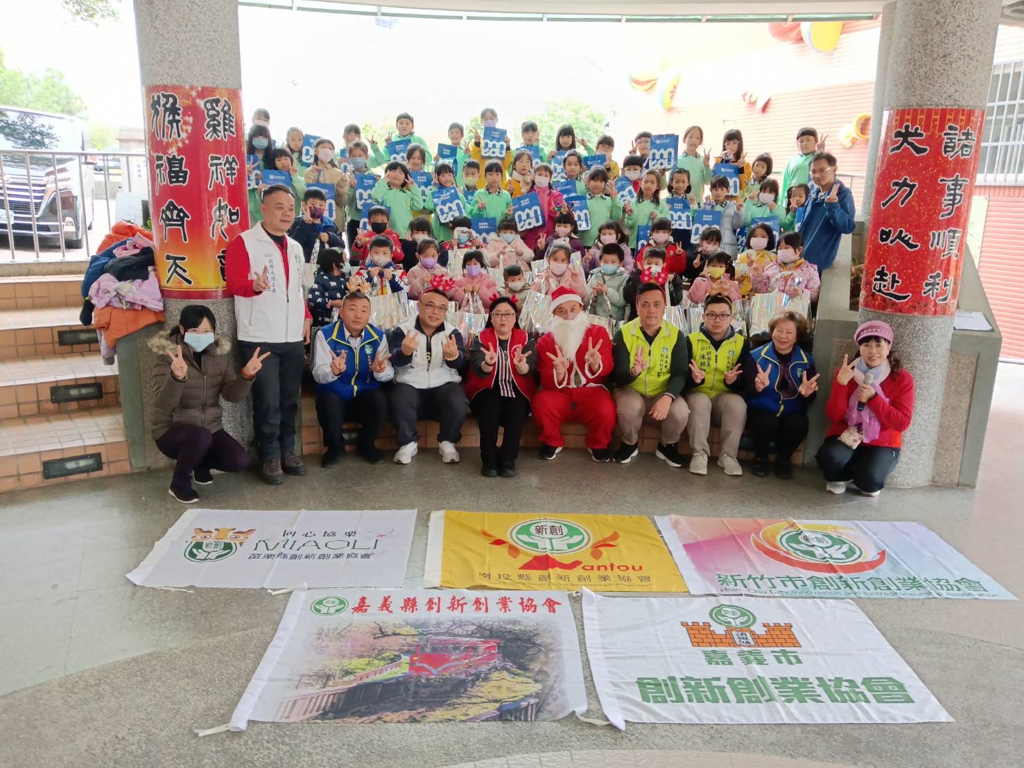 「送聖誕禮物到偏鄉」公益活動,今年短短四天募集400份禮物,送至南投8所偏鄉學校為學童帶來溫暖與希望。(圖/記者林照東攝)