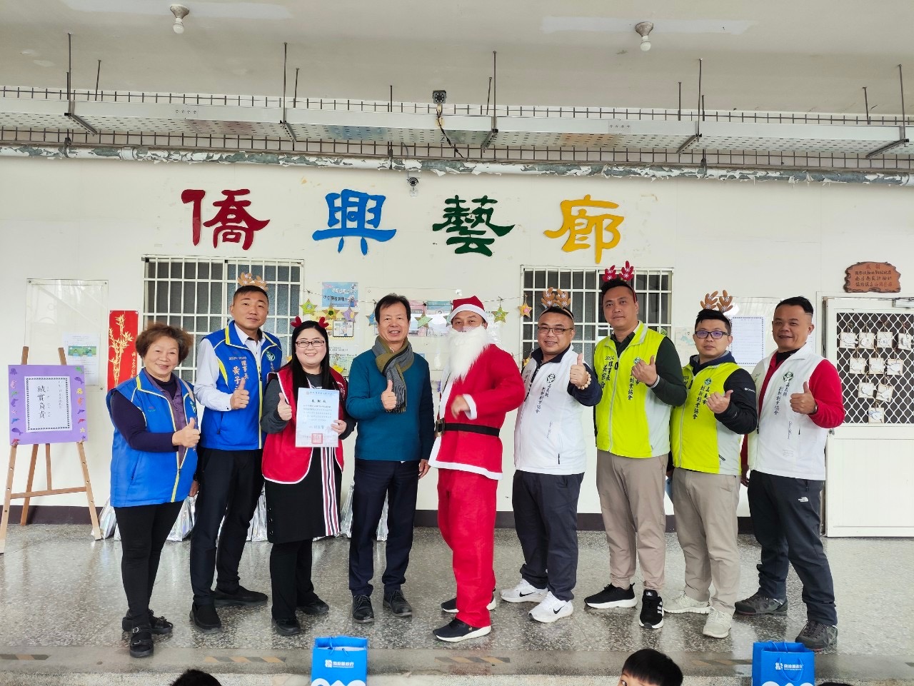 張賀賀團長(左三)攜手創新創業協會一同送禮物到偏鄉。(圖/記者林照東攝)