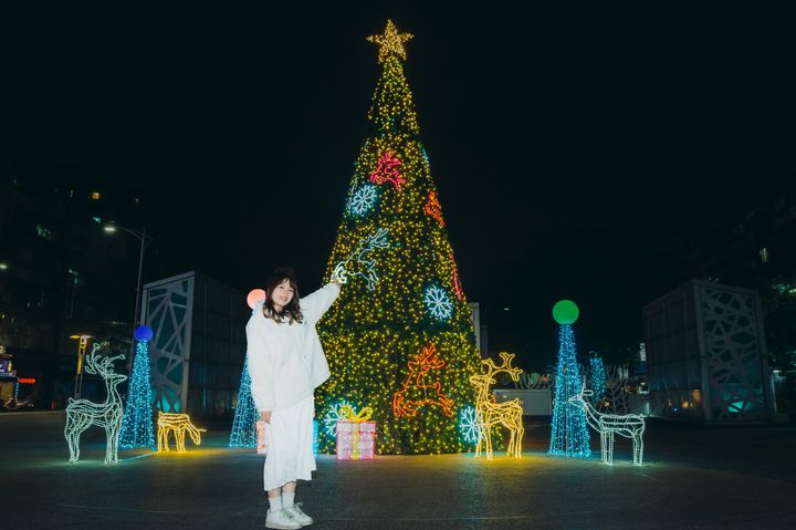 位於中港大排的8公尺高聖誕樹,成為耶誕佳節必拍景點。 圖:新北市政府水利局/提供