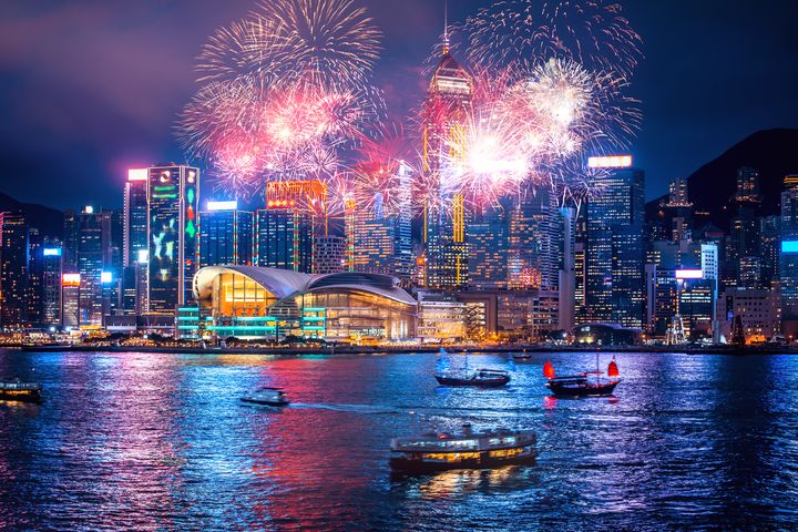 香港維港跨年煙火絢麗奪目,2025年施放時間將長達12分鐘。 圖:shutterstock/來源